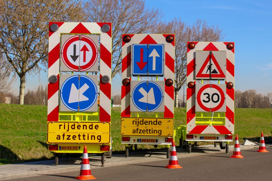 Voorwaarschuwings / vluchtstrookwagens